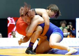 　女子７６キロ級で優勝した鏡優翔（手前）＝駒沢体育館