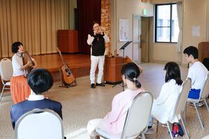 「ありがとう」を作曲した黒坂黒太郎さんと、矢口周美さん夫妻の演奏会=長岡市山古志竹沢