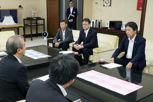 花角英世知事(左)に要望する県鉄骨工業組合の秋山順一理事長=8月26日、県庁