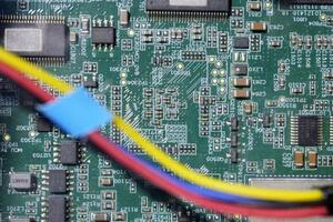 中国のイベントで展示された基板上の半導体チップ=2025年10月、北京(共同)