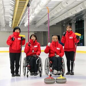 練習後に写真に納まる小川亜希(中央左)、中島洋治(同右)組とコーチら=東京辰巳アイスアリーナ