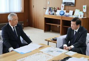 上越市の小菅淳一市長(右)に新球場建設を要望する、市野球協会の水澤俊彦会長=27日、上越市役所