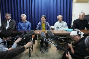 　３月１６日、報道陣らの取材に応じる、「ヘリ基地反対協議会」の関係者ら＝沖縄県名護市