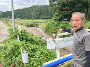 浦上川が氾濫した状況を振り返る竹島忠男さん=9月9日、石川県輪島市門前町の浦上地区