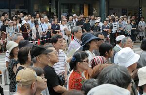 選挙戦の最終日に街頭で候補者の訴えを聞く有権者ら=20日、新潟市中央区