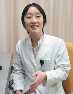 　全身性エリテマトーデス（ＳＬＥ）を抱える女性から妊娠の相談に応じている東京大病院の土田優美医師＝１月、東京都文京区の東京大病院