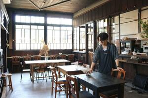 大きなガラス窓から、自然光が差し込む「KIDORI」店内=加茂市上条