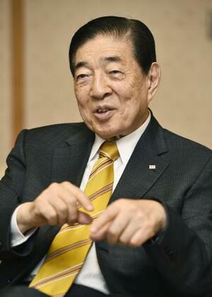 　インタビューに答える日本赤十字社社長の近衛忠☆さん＝２０１４年９月、東京都港区