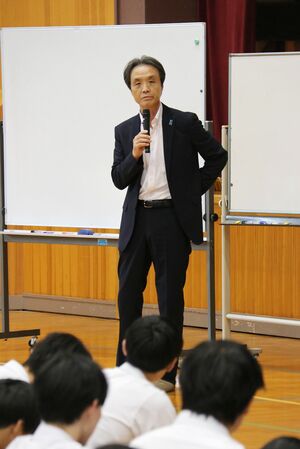 加茂高校の生徒を前に講演する拉致被害者の蓮池薫さん=15日、加茂市