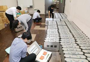 市長選と衆院選の投開票日が同日となる三条市で、投票箱のチェックなど準備を進める職員＝１０月８日、三条市旭町２