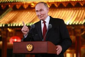 3日、北京の釣魚台迎賓館で記者会見するロシアのプーチン大統領(タス=共同)