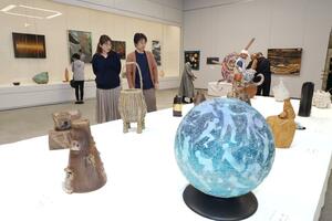 工芸、書道部門の作品が展示された芸展前期展=新潟市中央区