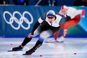 　男子５００メートル　滑走する新濱立也。６位に入った＝ミラノ（共同）