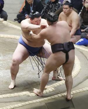 大の里(左)が押し出しで霧島を破る=両国国技館