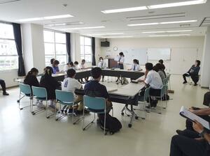 デジタルメディアのコントロールについて話し合う、宮城県東松島市の小中学生たち