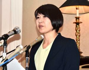 記者会見で前橋市長選への立候補を正式表明する小川晶前市長=17日午後、前橋市内のホテル