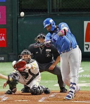 3回日本ハム1死三塁、レイエスが中越えに2ランを放つ。捕手嶺井=みずほペイペイドーム