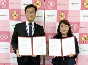 連携協定を結んだ中条高の横堀正晴校長(左)と新潟リハビリテーション大の山村千絵学長=胎内市東本町