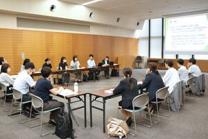 金融機関の職員らが多様な働き方などについて話し合ったセミナー=長岡市大手通2