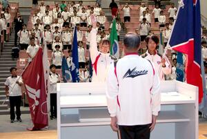 選手宣誓する清野聖愛=新潟市中央区