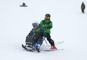 スキーを体験する研修生たち＝南魚沼市舞子