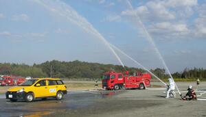 事故機に見立てた車に放水した消火救難訓練=佐渡市秋津