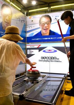 大阪・関西万博でお披露目された、AIを活用したカーリングのシミュレーター=3日、大阪市此花区