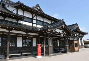 保存修復工事を終えた「旧大社駅」の駅舎=4月、島根県出雲市