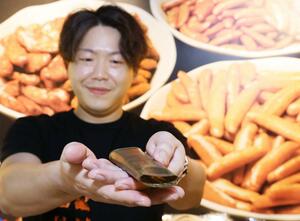 柿の種誕生当時の金型のレプリカ。当時の金属はより薄かったという=長岡市摂田屋町