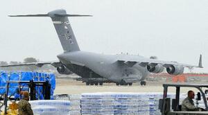 米空軍のC17輸送機=2011年3月、仙台空港