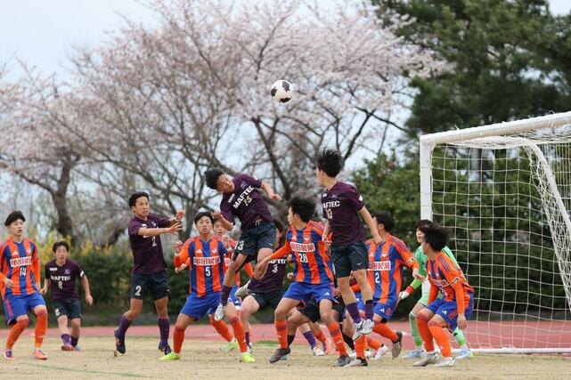 高円宮杯Ｕ－１８プリンスリーグ２０２６北信越１部　第１節・新潟Ｕ－１８－上越高　ゴール前での攻防＝４月４日、デンカスワンフィールド