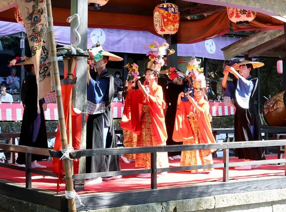 地元の子どもたちが優美な舞で観客を魅了した「おててこ舞」＝糸魚川市山寺