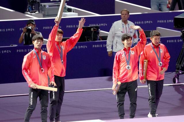フェンシング男子エペ団体決勝　銀メダルを獲得し、メダルセレモニーの後、スタンドを見上げる古俣聖（左）ら＝８月２日、パリ（新潟日報社写真映像部・新井田悠）