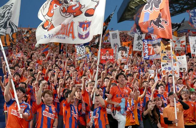 浦和－新潟　試合前、選手を鼓舞する新潟サポーター＝埼スタ