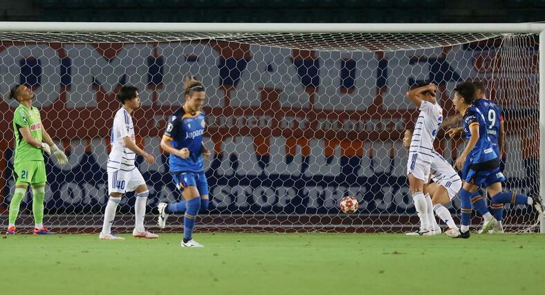 新潟ー長崎　前半３３分、長崎に再び追加点を決められ０－３＝トラスタ