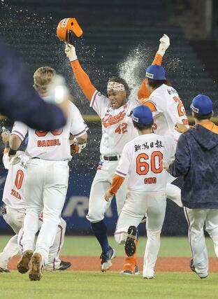 サヨナラ打を放ち、チームメートに祝福されるオイシックスのウォーカー＝エコスタ