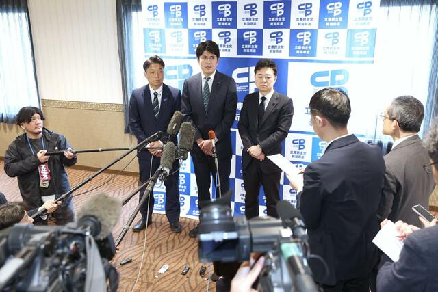 立憲民主党県連の常任幹事会後、報道陣の取材に応じ知事選への出馬を表明した土田竜吾県議（中央）＝２７日午前、新潟市