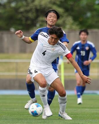 前半、ドリブルで攻め上がる新潟医福大のＭＦ細井響＝新発田市五十公野運動公園陸上競技場
