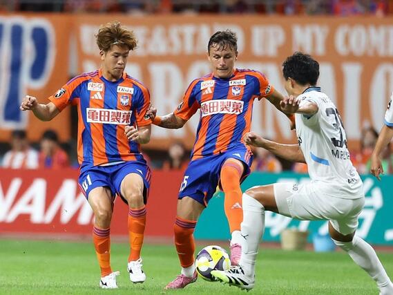 新潟－川崎　前半、ドリブル突破からパスを出すＭＦマテウス・モラエス（中央）＝ビッグスワン