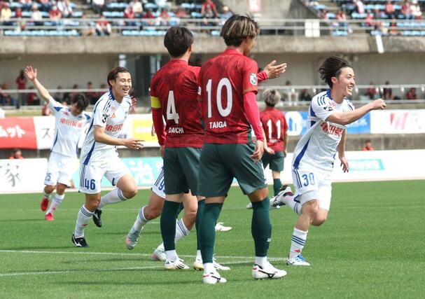 前半４分、先制ゴールを奪ったＭＦ奥村（右）が駆け出す＝１２日、高知市のＧＩＫＥＮスタジアム
