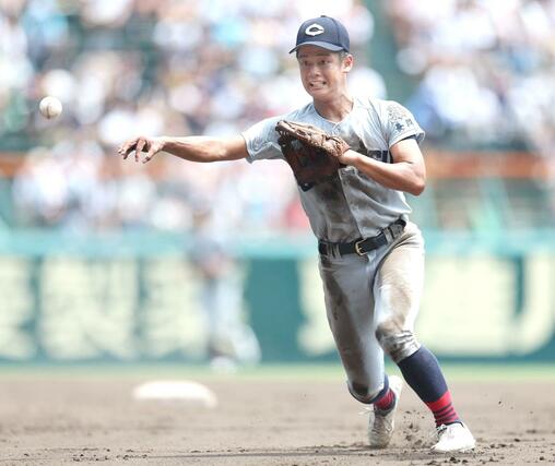 中越－関東第一　７回、中越の二塁手清水悠利がゴロを好捕し打者走者をアウトにする＝甲子園