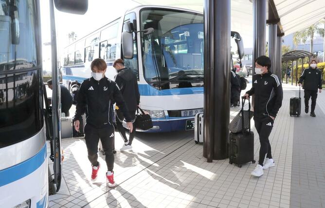 キャンプ地である宮崎県に到着したＪ１アルビレックス新潟の選手ら＝１月１３日、宮崎空港