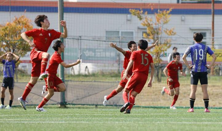 準々決勝　日本文理－新潟明訓　延長前半７分、ＦＫからの先制点を喜ぶ新潟明訓のＭＦ鈴木快空（１１）ら＝２５日　聖籠町の新潟聖籠スポーツセンター