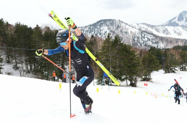 決勝レースで斜面を登る遠藤健太
