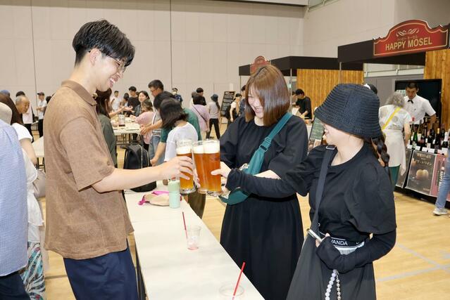 大勢の来場者がビールや料理を楽しんだ「ドイツフェスト」＝２０日、長岡市大手通１