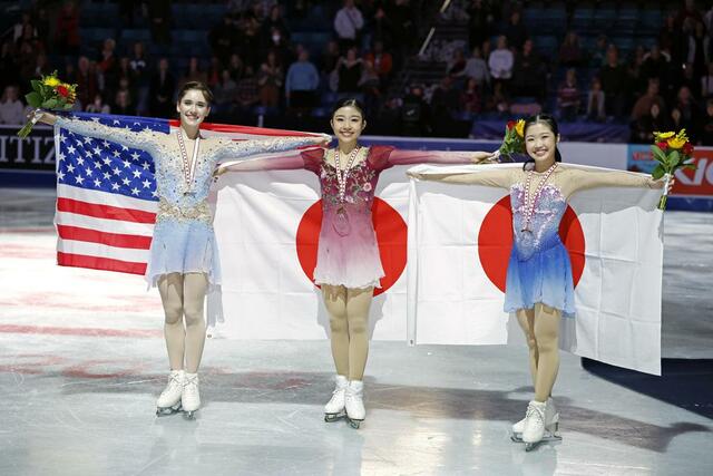 女子でＧＰ初優勝を果たした千葉百音（中央）と３位の中井亜美（右）＝サスカトゥーン（共同）