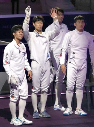フェンシング男子エペ団体決勝　日本－ハンガリー　延長戦で敗れたものの銀メダルを獲得しスタンドにあいさつする古俣聖（左から２人目）ら＝８月２日、パリ（新潟日報社写真映像部・新井田悠）