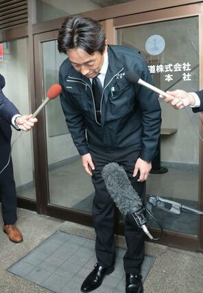 頭を下げる蒲原鉄道株式会社の茂野一弘社長＝８日午前１１時、五泉市村松