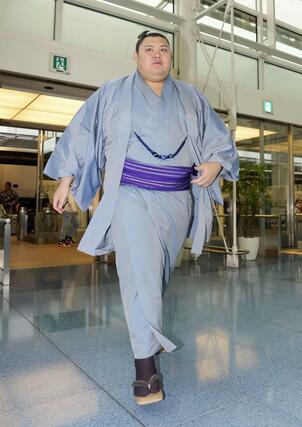 大相撲パリ公演へ出発する横綱大の里＝１０日、羽田空港