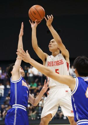 男子準々決勝　開志国際―美濃加茂　第１クオーター、開志国際の平良宗龍がシュートを決め、７－１３＝福岡県照葉積水ハウスアリーナ